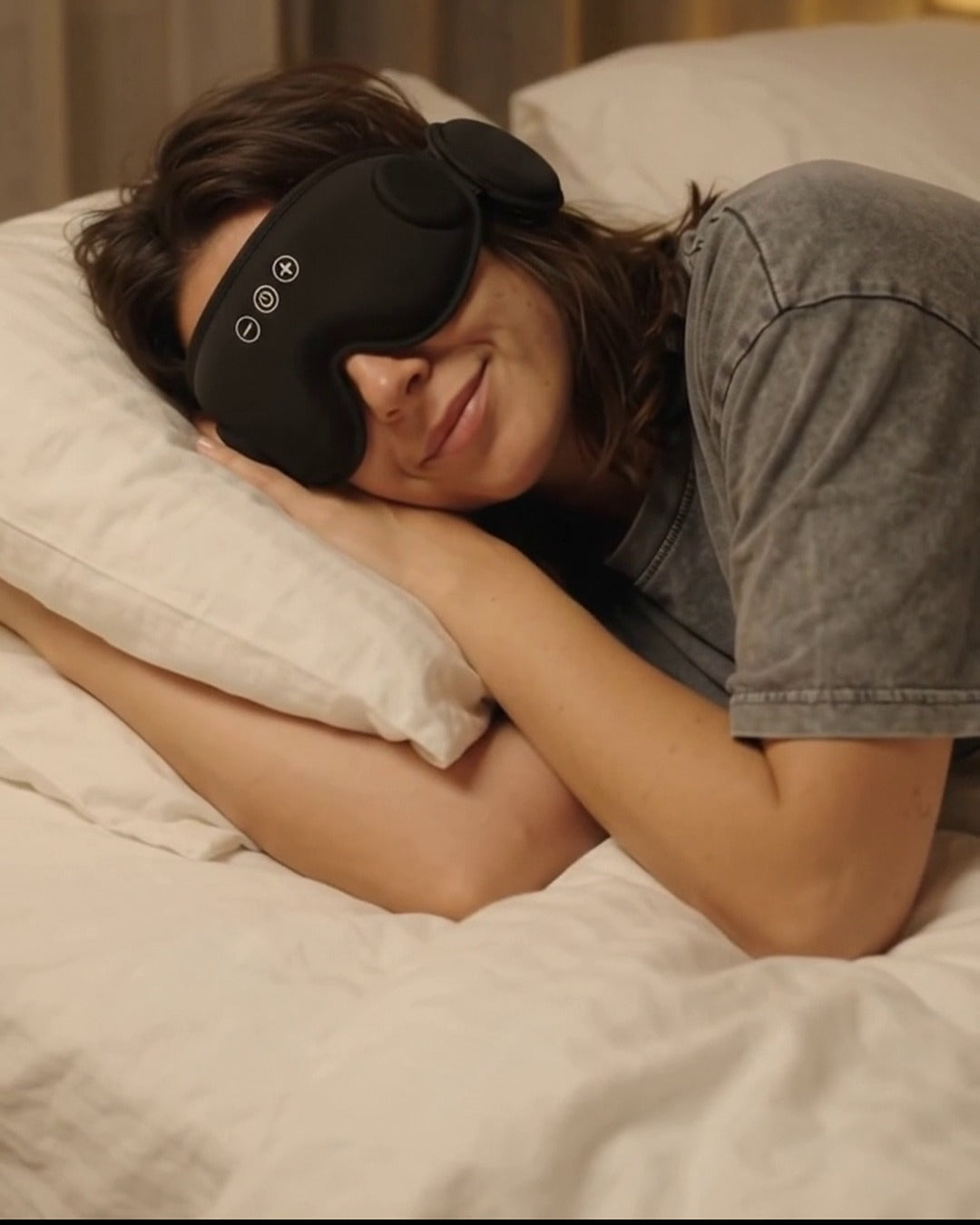 Femme endormie sur le côté avec le masque de sommeil Bluetooth Dreamora