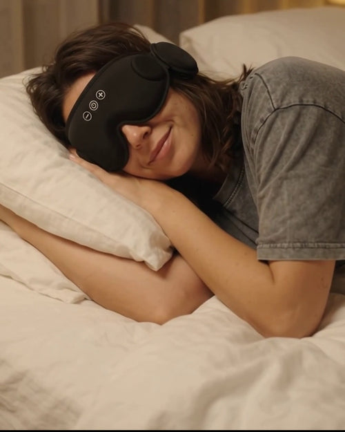 Femme endormie sur le côté avec le masque de sommeil Bluetooth Dreamora